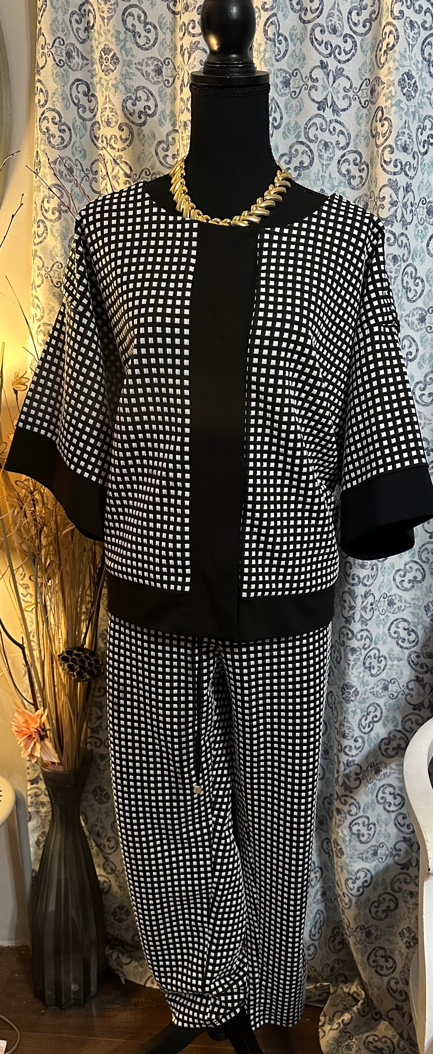 Size 1X black and white Nue Options Woman two piece set