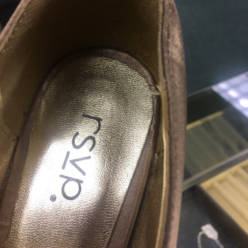 Size 10.5 gold heels 4.5 inch