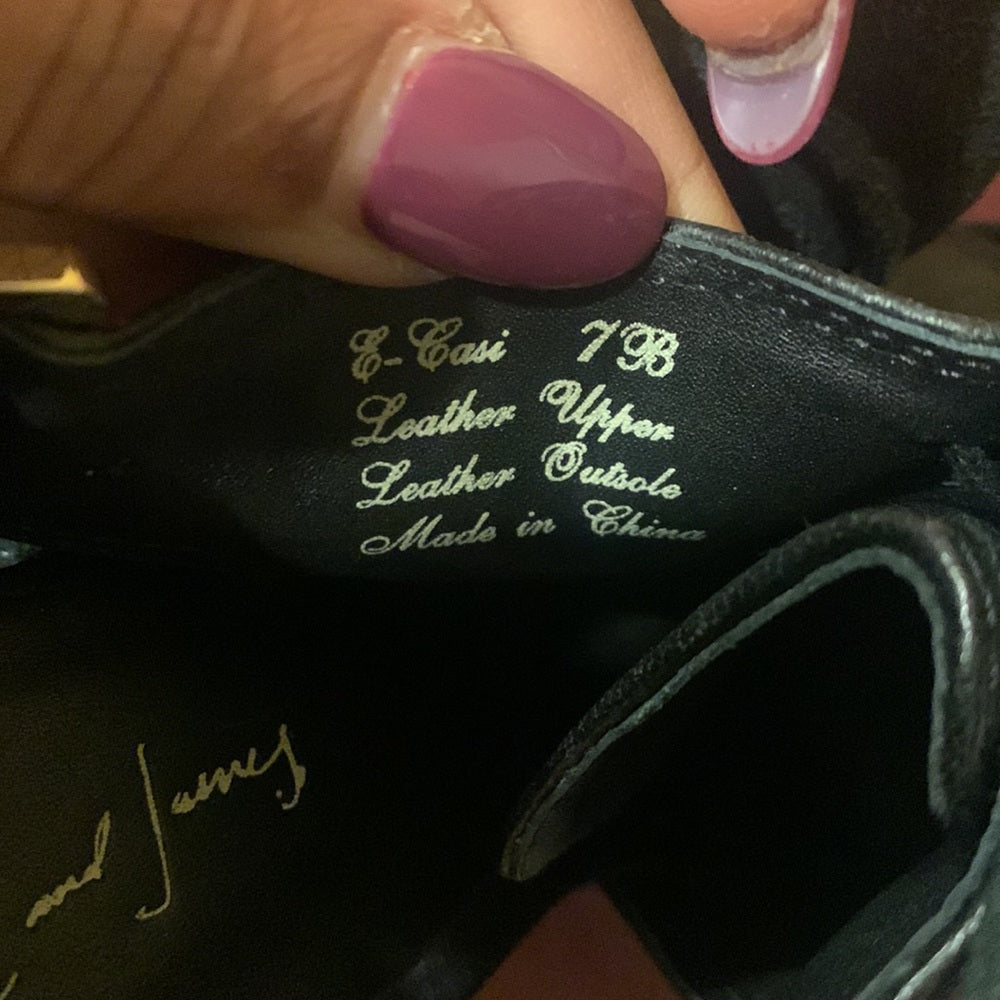 ELIZABETH AND JAMES
Suede T-Strap Pumps size 7B