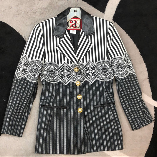 Size 40 (small 4/6) black and white vintage blazer