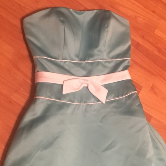 Size 2 Alfred Angelo pool/Ivory  color