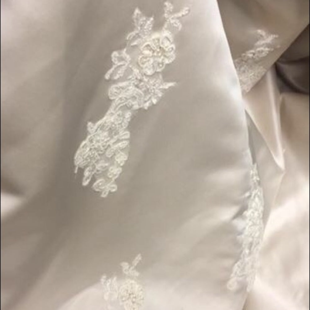 Size 6  Davids Bridal A-line Wedding Gown
