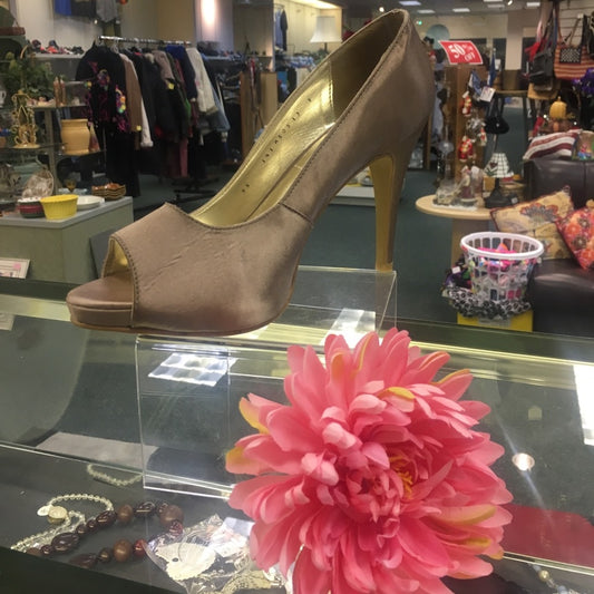 Size 10.5 gold heels 4.5 inch