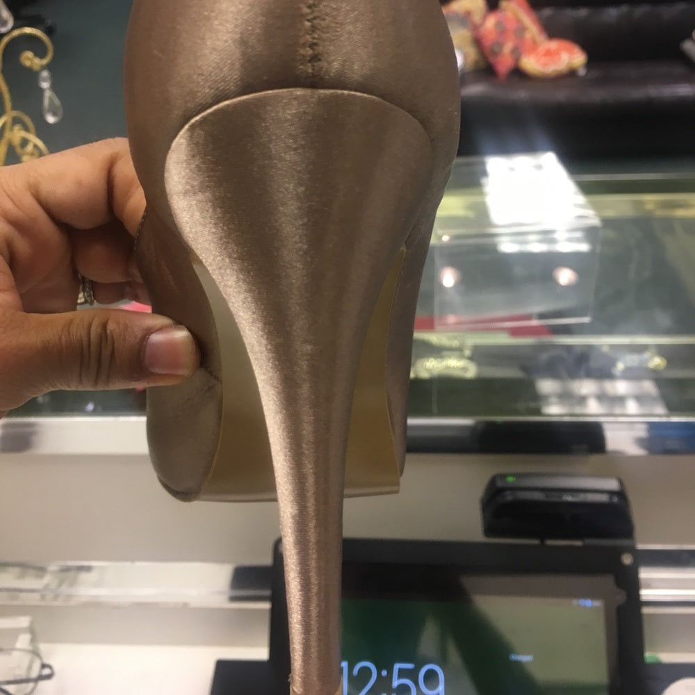 Size 10.5 gold heels 4.5 inch