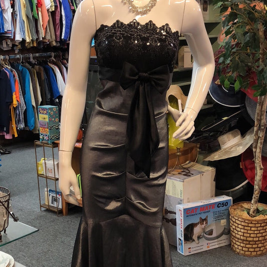 Size 3 mermaid style formal dress by Blondie Nites