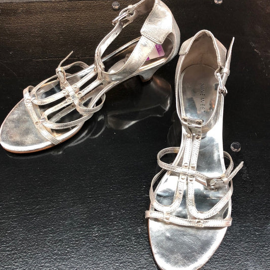 Size 8 medium Nine West Silver low heels