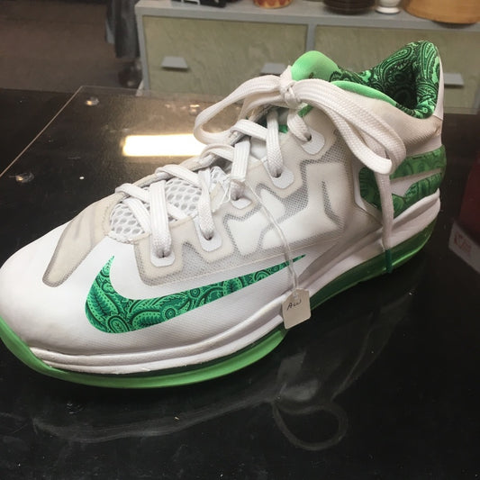 Green and white Nike’s size 7y sneakers
