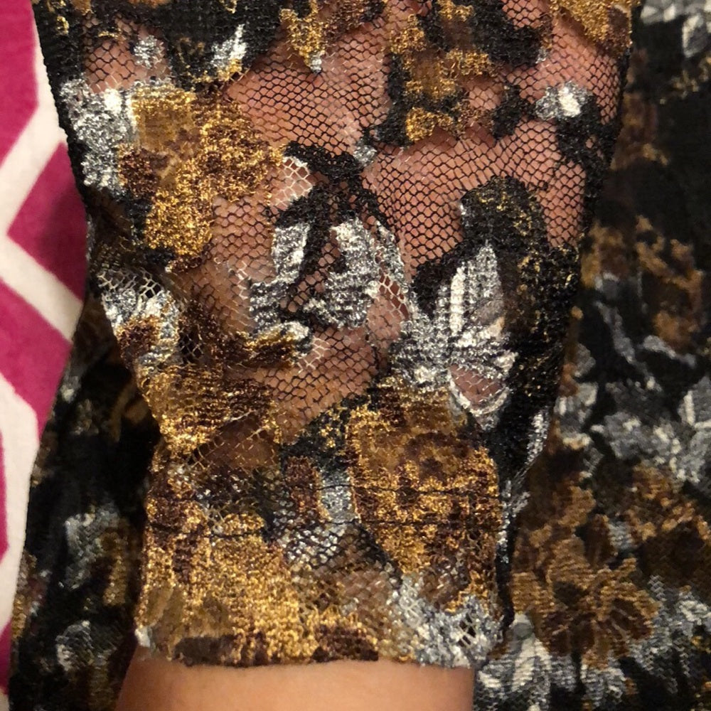 Beautiful Size XL lace top with front lining