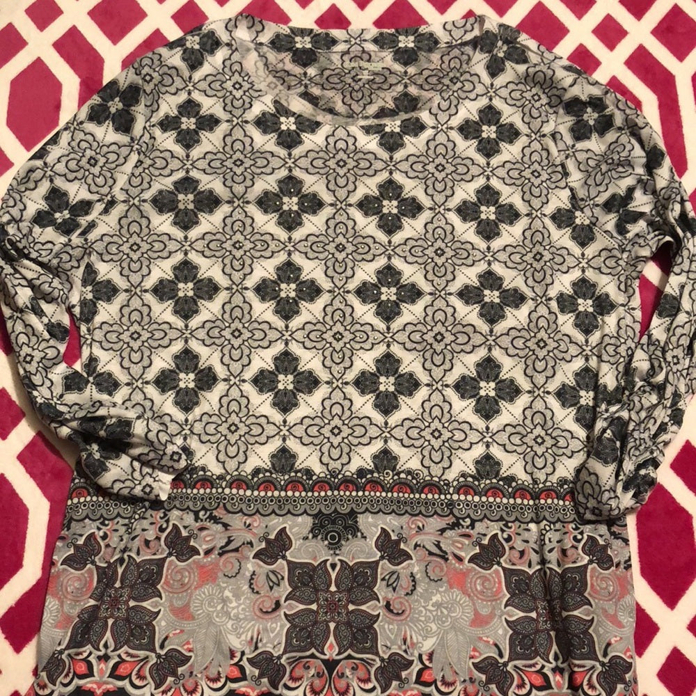 Beautiful size 1X  top with multi colors.