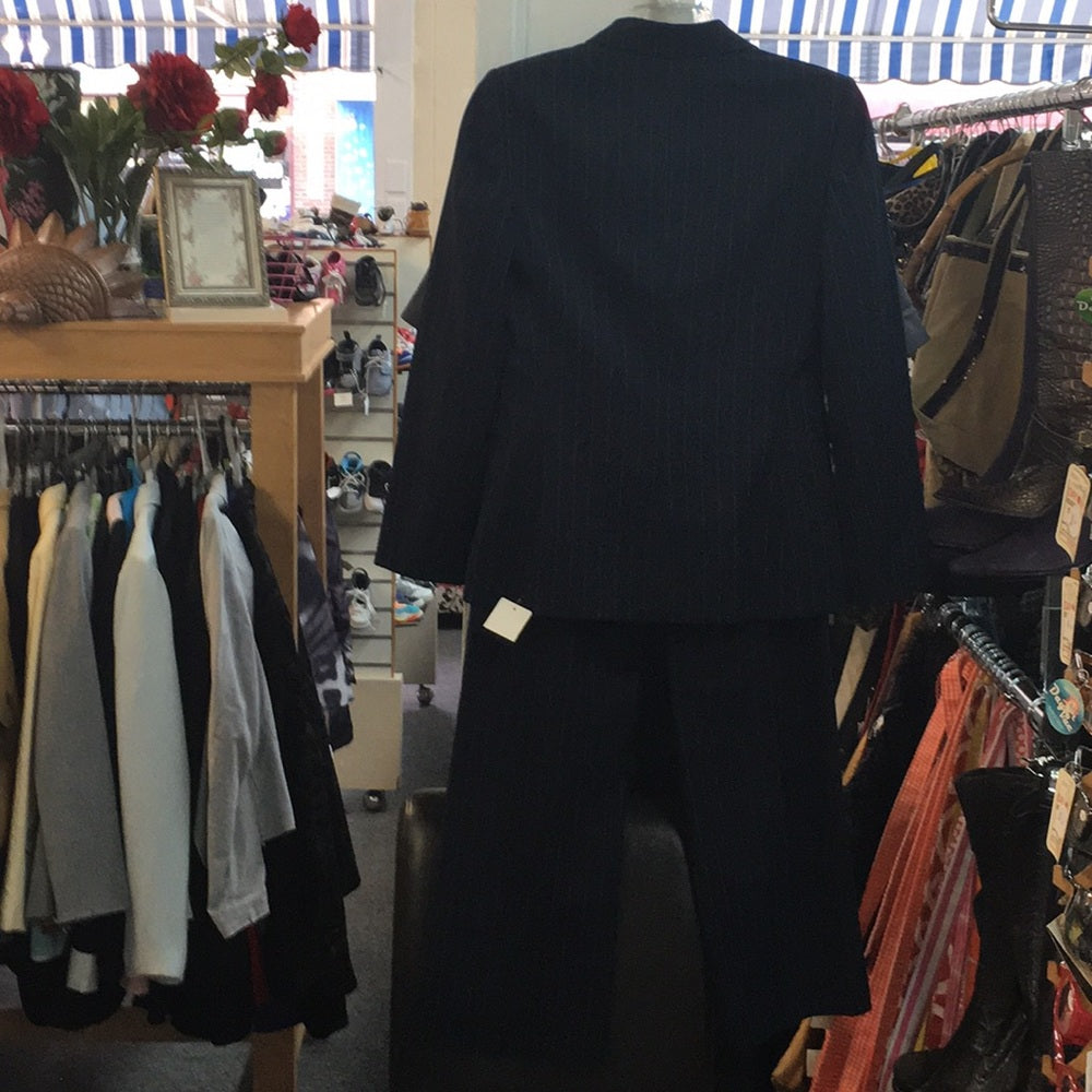 Tahari sz 8 stripe 2piece suit