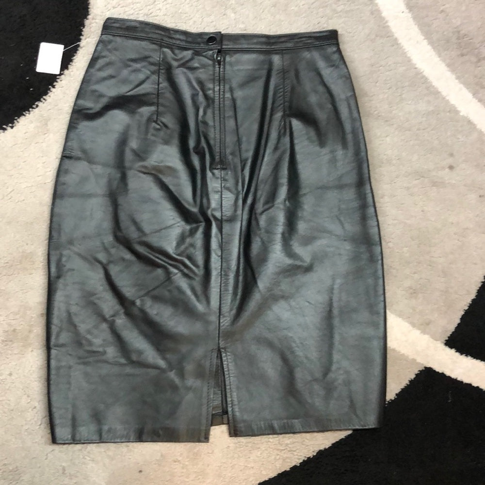 Size 7/8 lined leather skirt with small rear slit