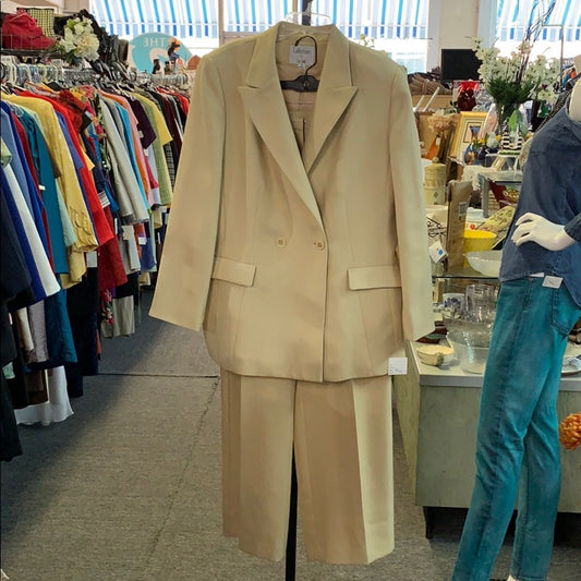 Mixed size Le Suit suit. Coat 16 and pants are 14