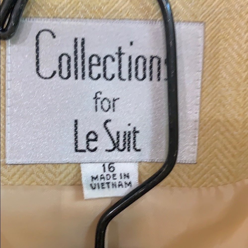 Mixed size Le Suit suit. Coat 16 and pants are 14