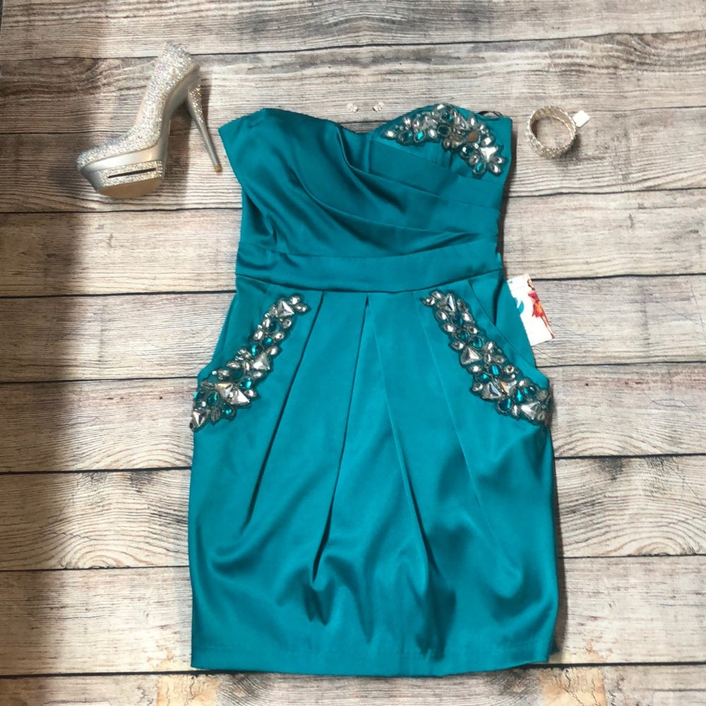 B. Darlin size 6 teal short formal dress