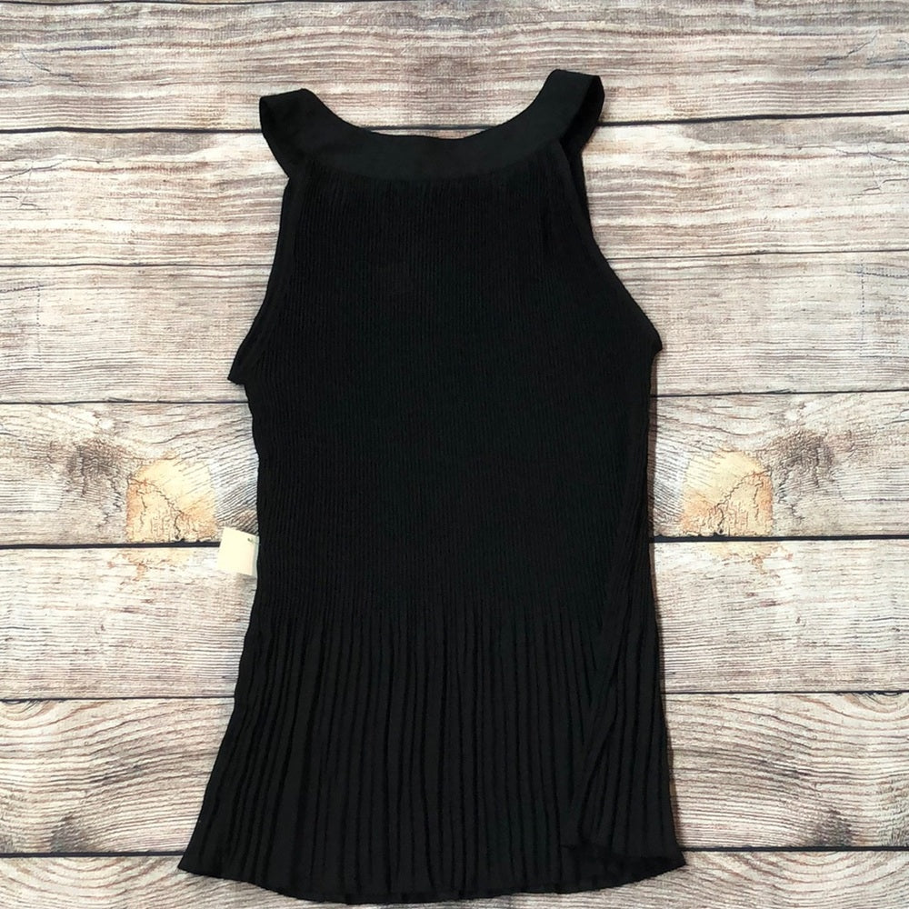 Jennifer Lauren Med black ribbed bottom shirt
