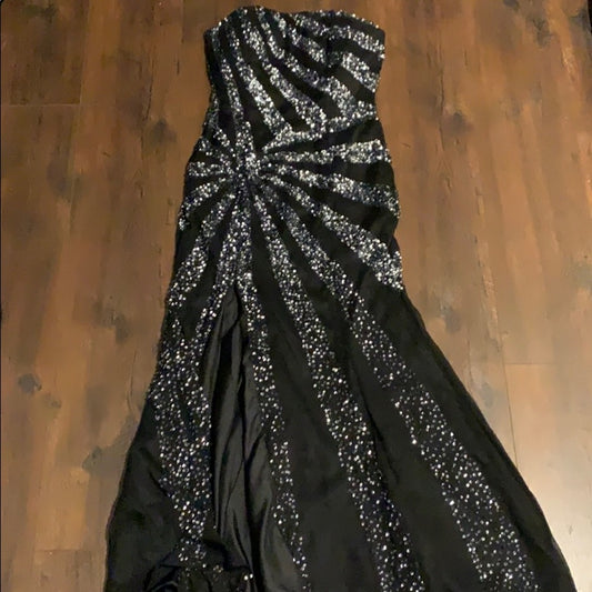 No size in the dress about a size 5/6
