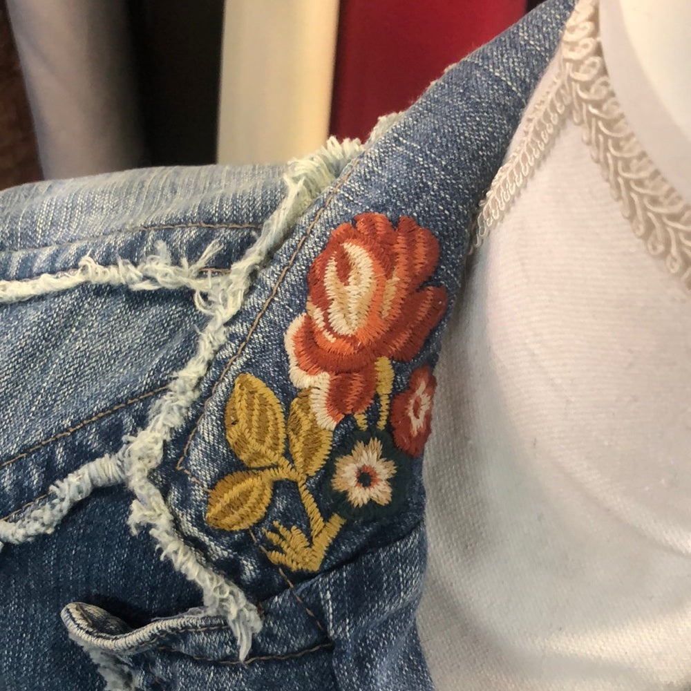 Kileit Jeans sz M jean jacket w/ flowers