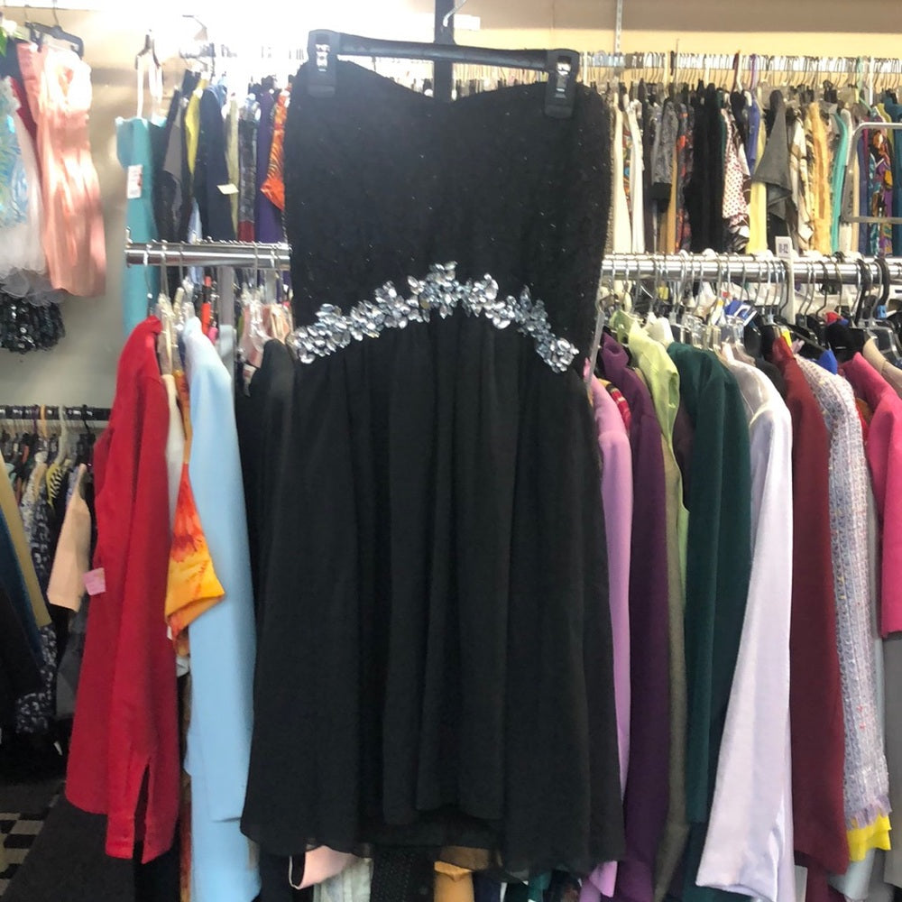 Speechless sz 13 black w/ sequins short formal dress