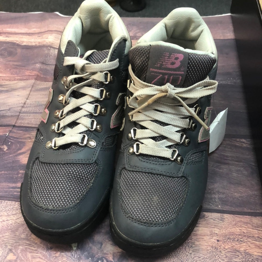 New Balance sz 7 women gray and pink boots