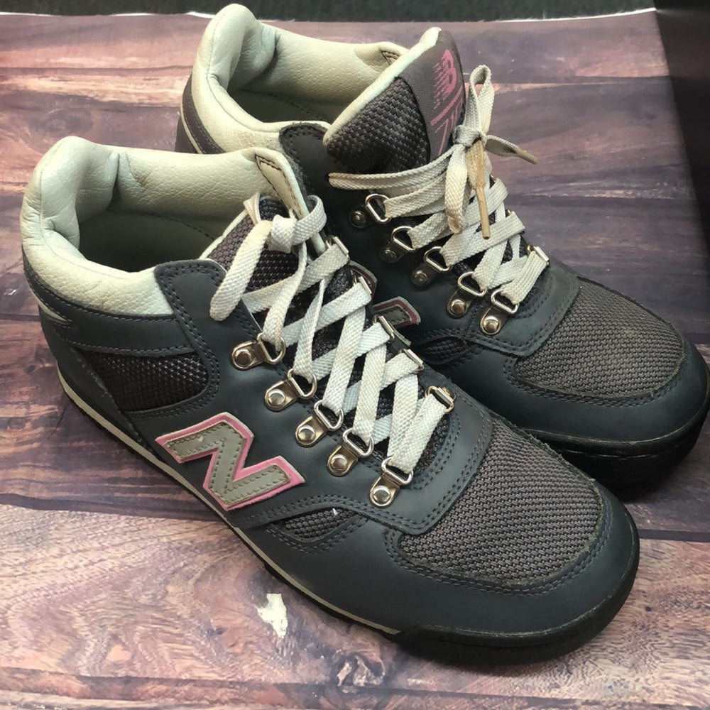 New Balance sz 7 women gray and pink boots