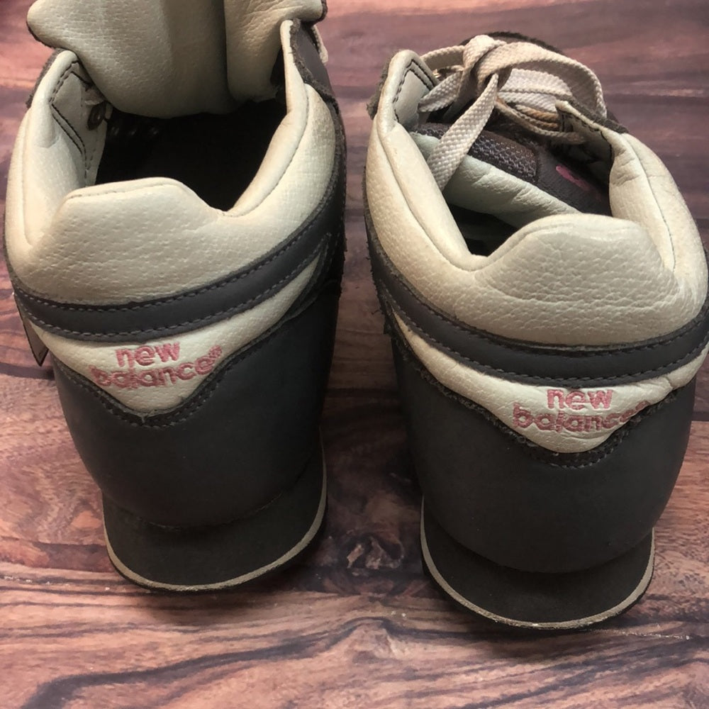 New Balance sz 7 women gray and pink boots