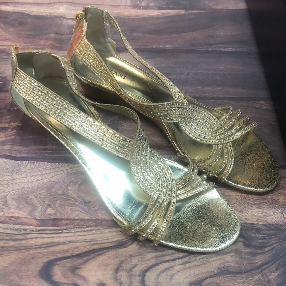 Alfani sz 8 gold w/ sequins shoes