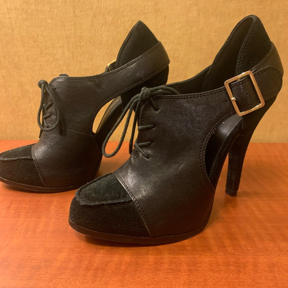 ELIZABETH AND JAMES
Suede T-Strap Pumps size 7B