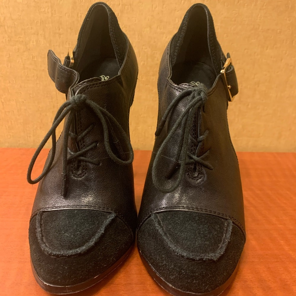 ELIZABETH AND JAMES
Suede T-Strap Pumps size 7B