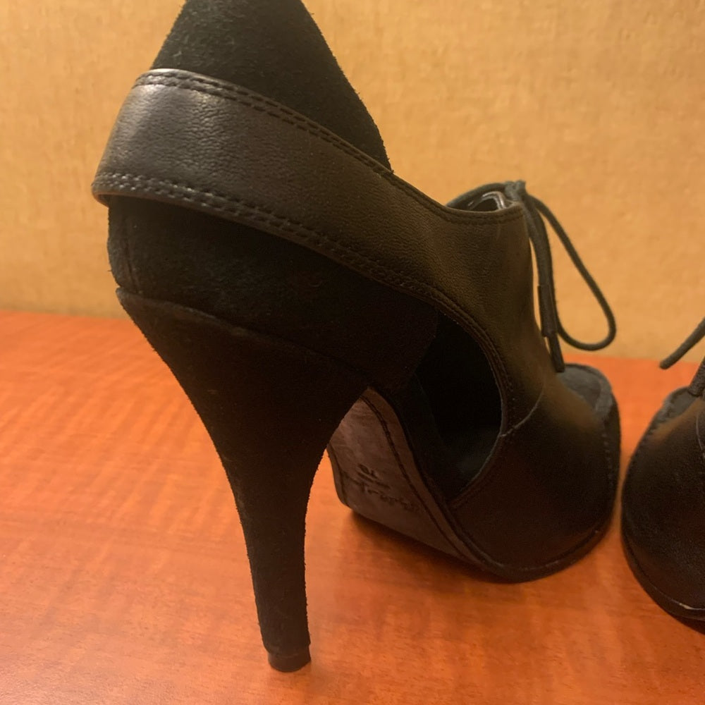 ELIZABETH AND JAMES
Suede T-Strap Pumps size 7B