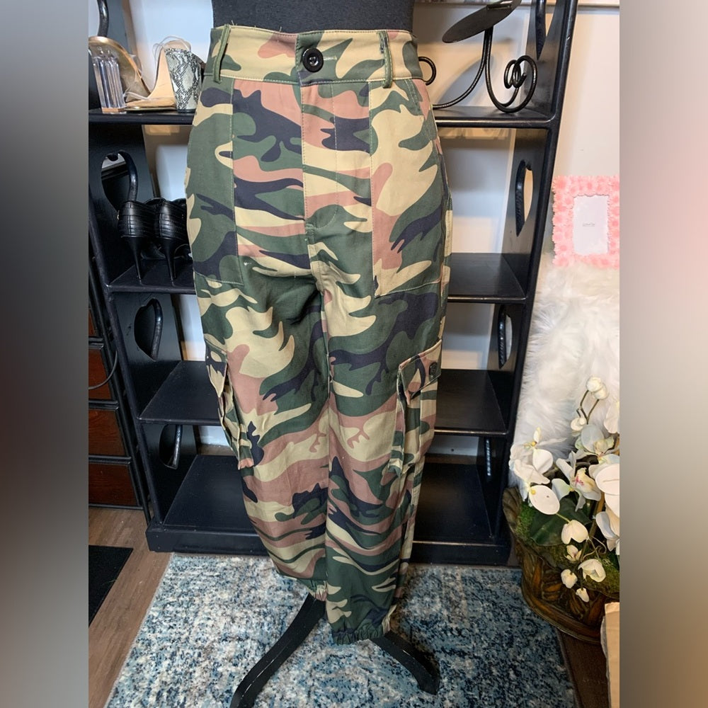 Size small NWT camo pants.