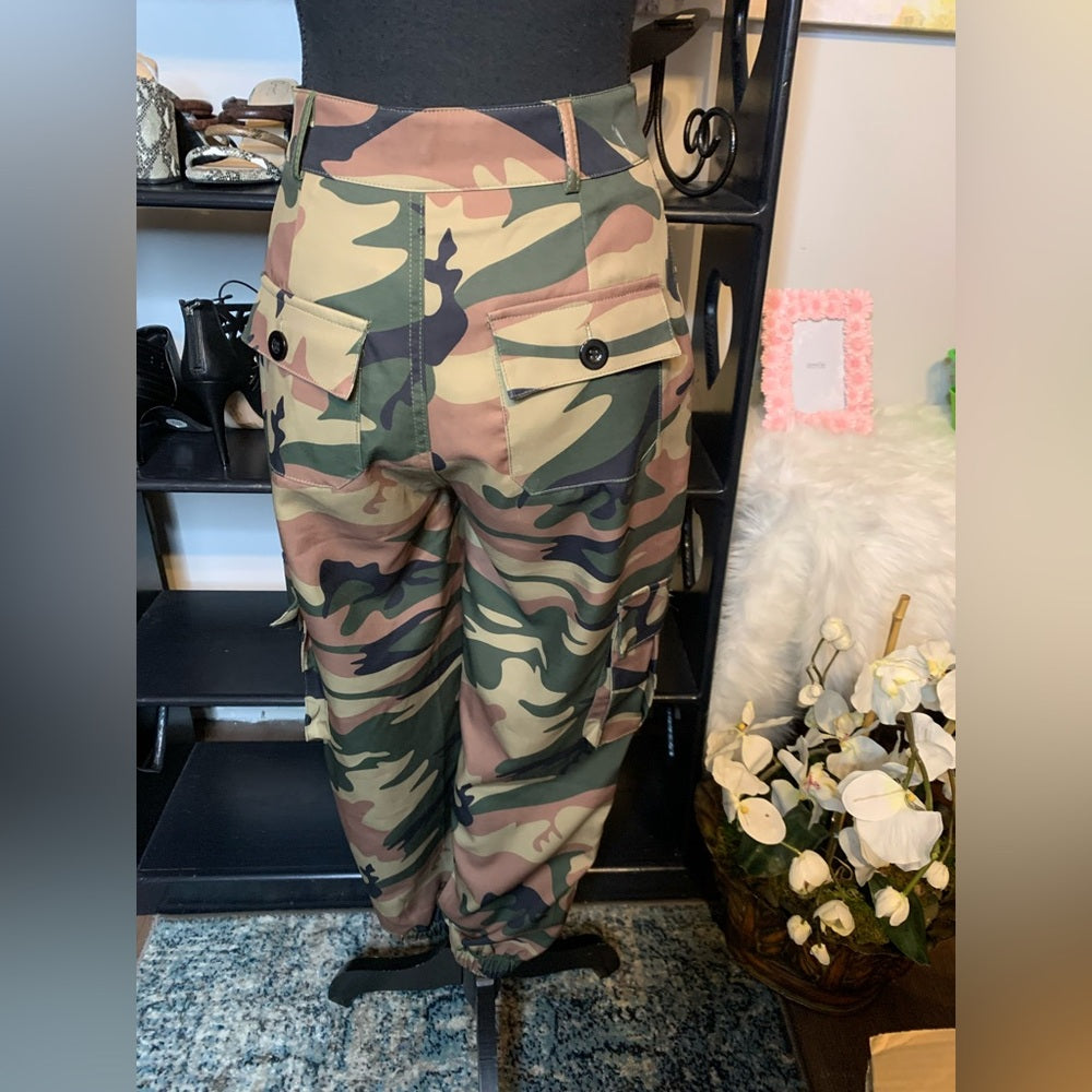 Size small NWT camo pants.